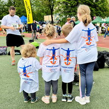 Kinder mit T-shirts des Klinikum Chemnitz