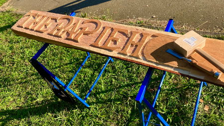 unfertiges Schild mit Schriftzug Therapiehof