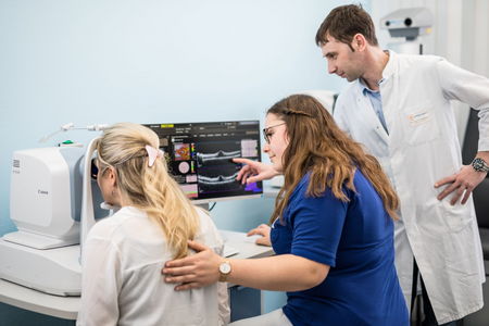 Frau bei augenärztlicher Untersuchung