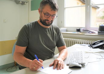 Arzt füllt Formular aus