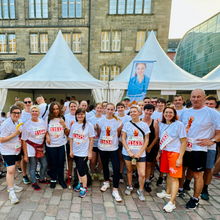 Gruppenfoto aller Läufer der Poliklinik beim Firmenlauf