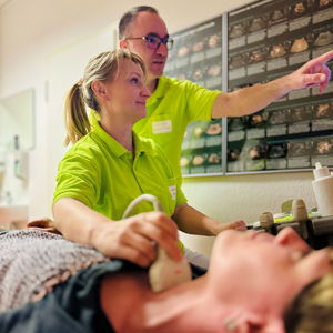 zwei Ärzte führen Ultraschall durch
