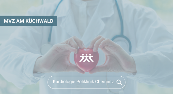 Arzt formt mit seinen Händen ein Herz