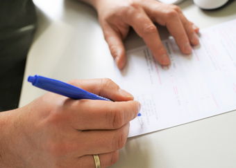 Arzt unterschreibt Formular