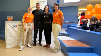 vier Personen vor Poliklinik Aufsteller