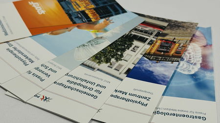 verschiedene Flyer liegen auf Tisch