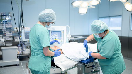 zwei Ärzte bei einer Operation