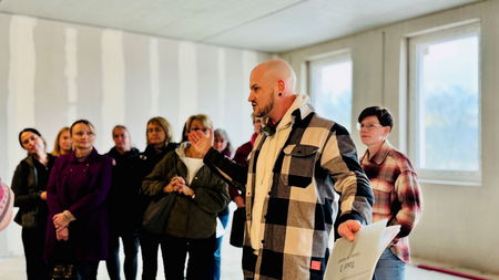 Bereichsleiter macht Führung durch unfertiges Praxiswelt-Gebäude