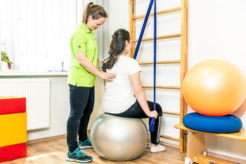Übung mit Gymnastikball und Gummibändern