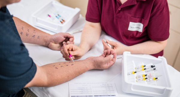 medizinische Fachkraft führt Allergietest bei Patient durch