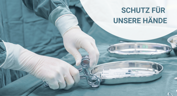 Person in OP-Kleidung hält OP-Besteck in den Händen