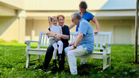 Mutter und Tochter sprechen mit Arzt