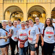 Gruppe von Läufern nach dem Firmenlauf