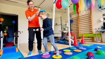 Kind balanciert über verschiedene Texturen