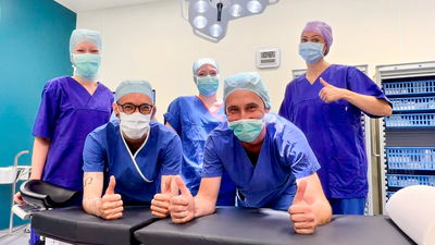 Gruppenfoto des medizinischen Personals im OP-Saal