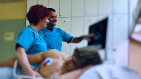 zwei Ärzte führen Echokardiografie durch