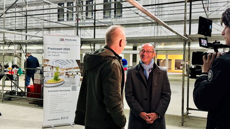 Geschäftsführer Roy Friese wird interviewt