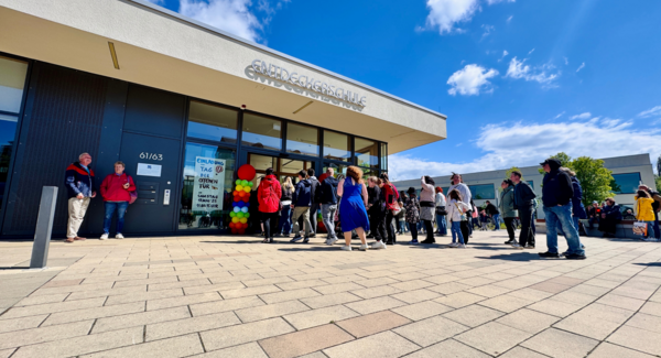 Warteschlange vor dem Eingang des Terra Nova Campus