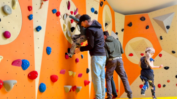 Kinder klettern an Kletterwand