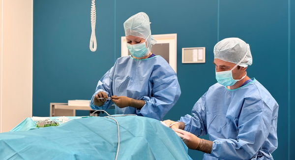 Arzt und OTA bei einer Operation