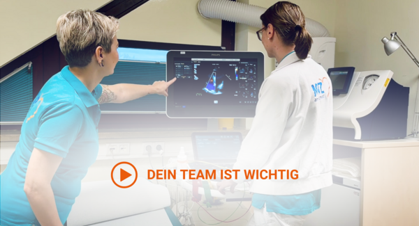 zwei medizinische Fachkräfte sehen sich Untersuchungsergebnis an