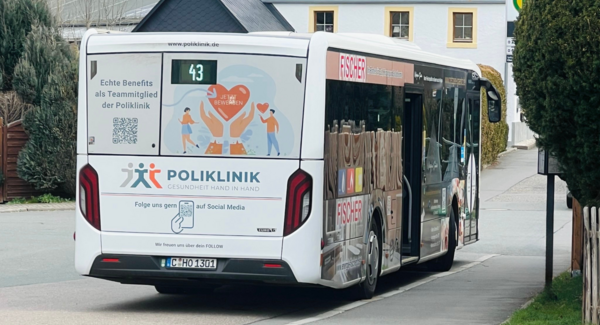 Linienbus mit Poliklinik-Aufdruck hinten drauf