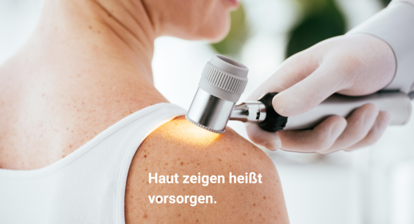 Arzt leuchtet mit Gerät auf die Schulter einer Patientin