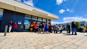 Warteschlange vor dem Eingang des Terra Nova Campus