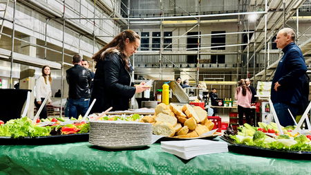 Tisch mit Essen im unfertigen Praxiswelt-Gebäude