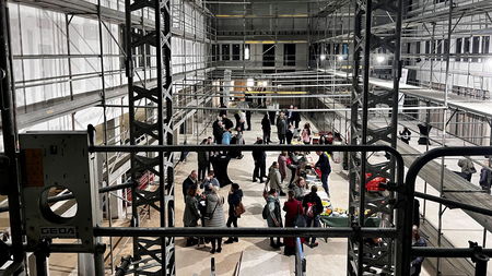 Ausblick vom Fahrstuhl in die innengelegene Halle der Praxiswelt