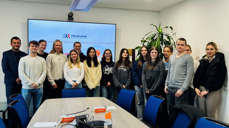 Gruppenbild aller neuen Azubis und der Geschäftsführung