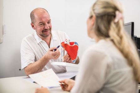 Arzt spricht mit Frau