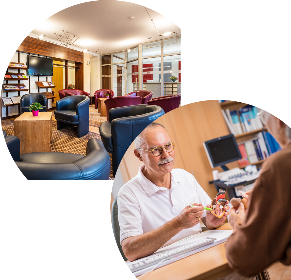 Wartebereich mit Sesseln; Dipl.-Med. Stefan Küttner spricht mit Patientin