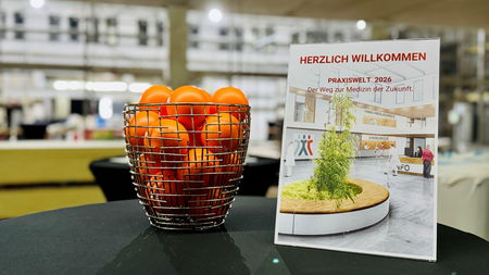 Stehtisch mit Poliklinik Bällen und Praxiswelt Aufsteller