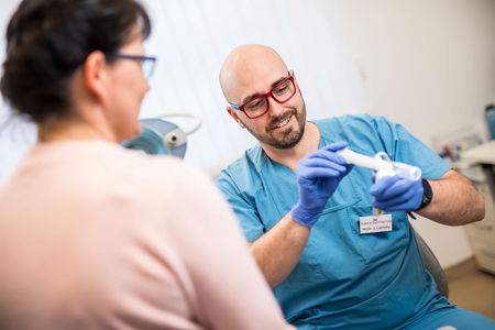 Arzt erklärt einer Person etwas