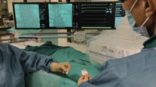 Arzt hält Herzschrittmacher in Hand