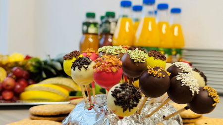 verschiedenes Obst, Saft und Kekse auf Tisch