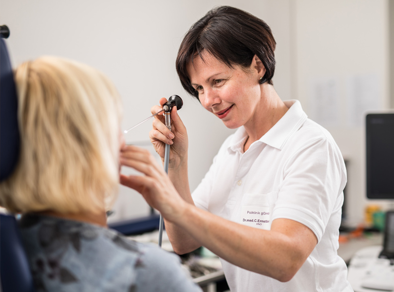 Dr. med. Claudia Ernstberger untersucht Patientin