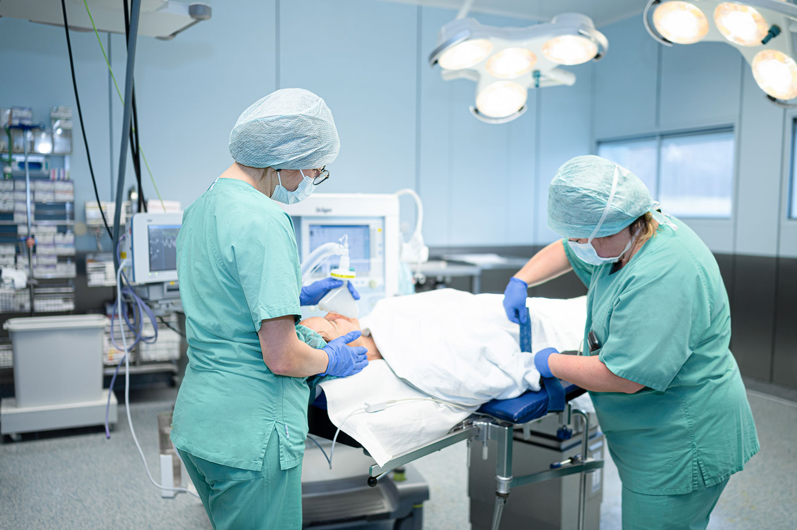 zwei Ärztinnen bereiten eine Operation vor