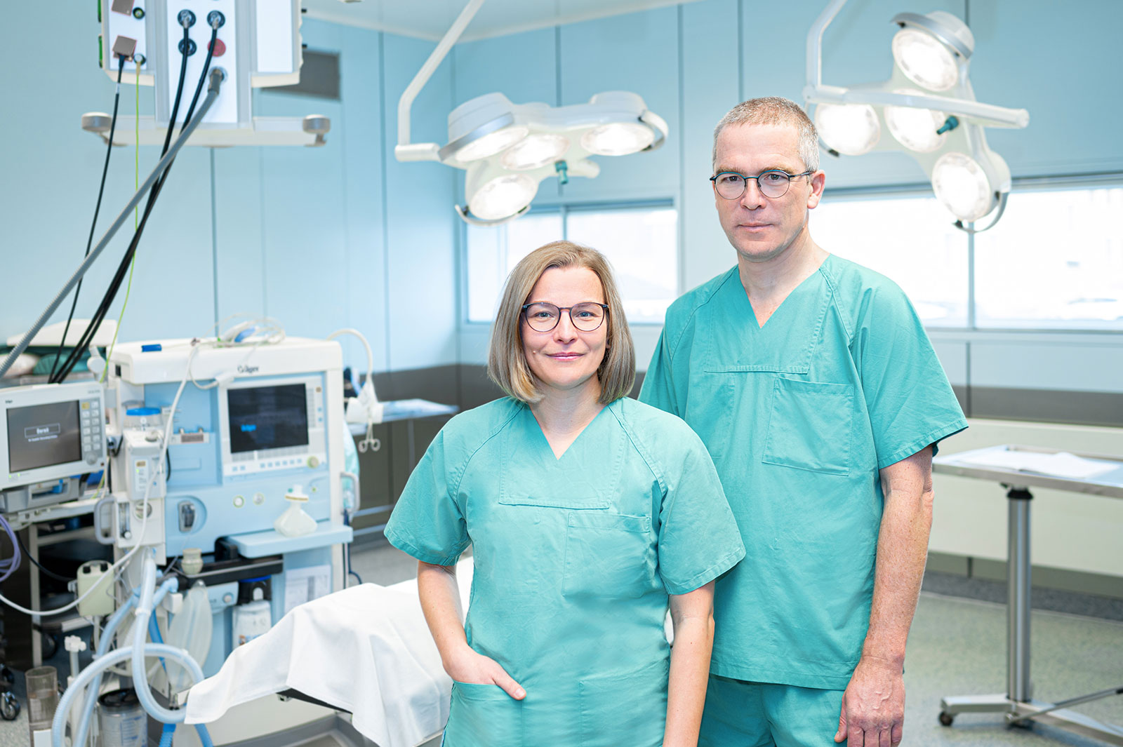 Portrait von Dr. med. Nancy Wüstling und Dr. med. Peter Beetz im Operationssaal