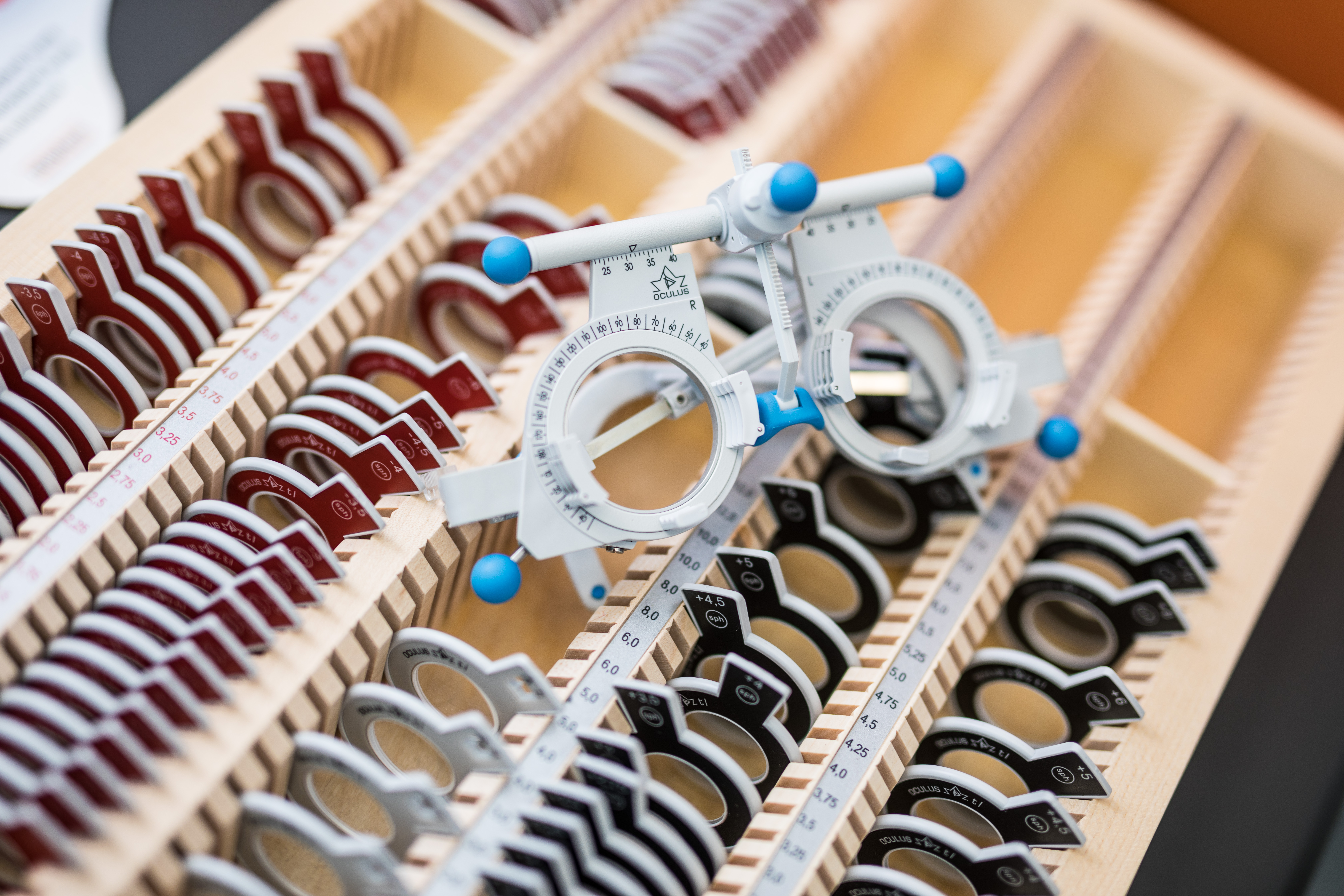 Kasten mit vielen verschiedenen Linsen