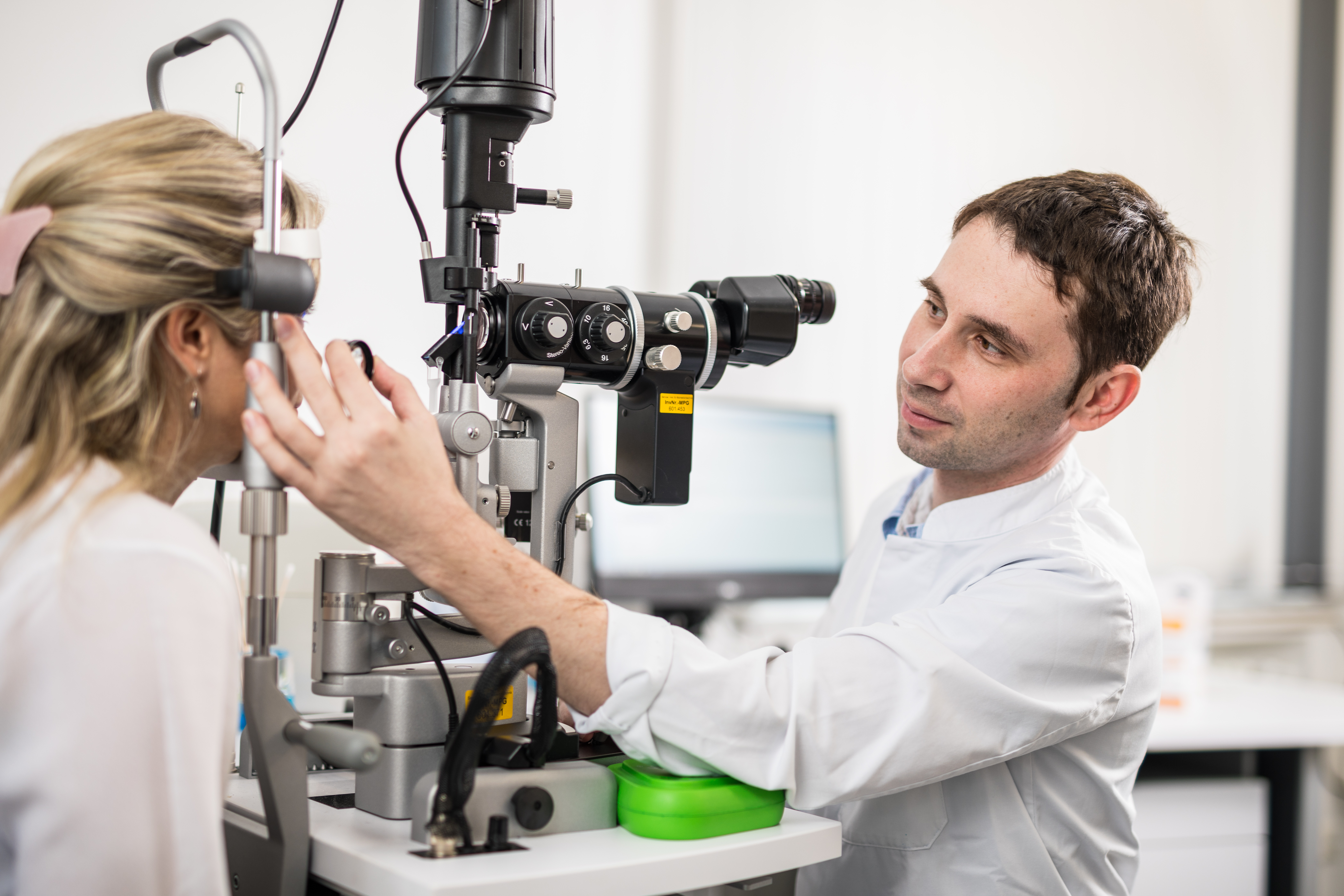 Augenarzt überprüft Sehkraft einer Patientin