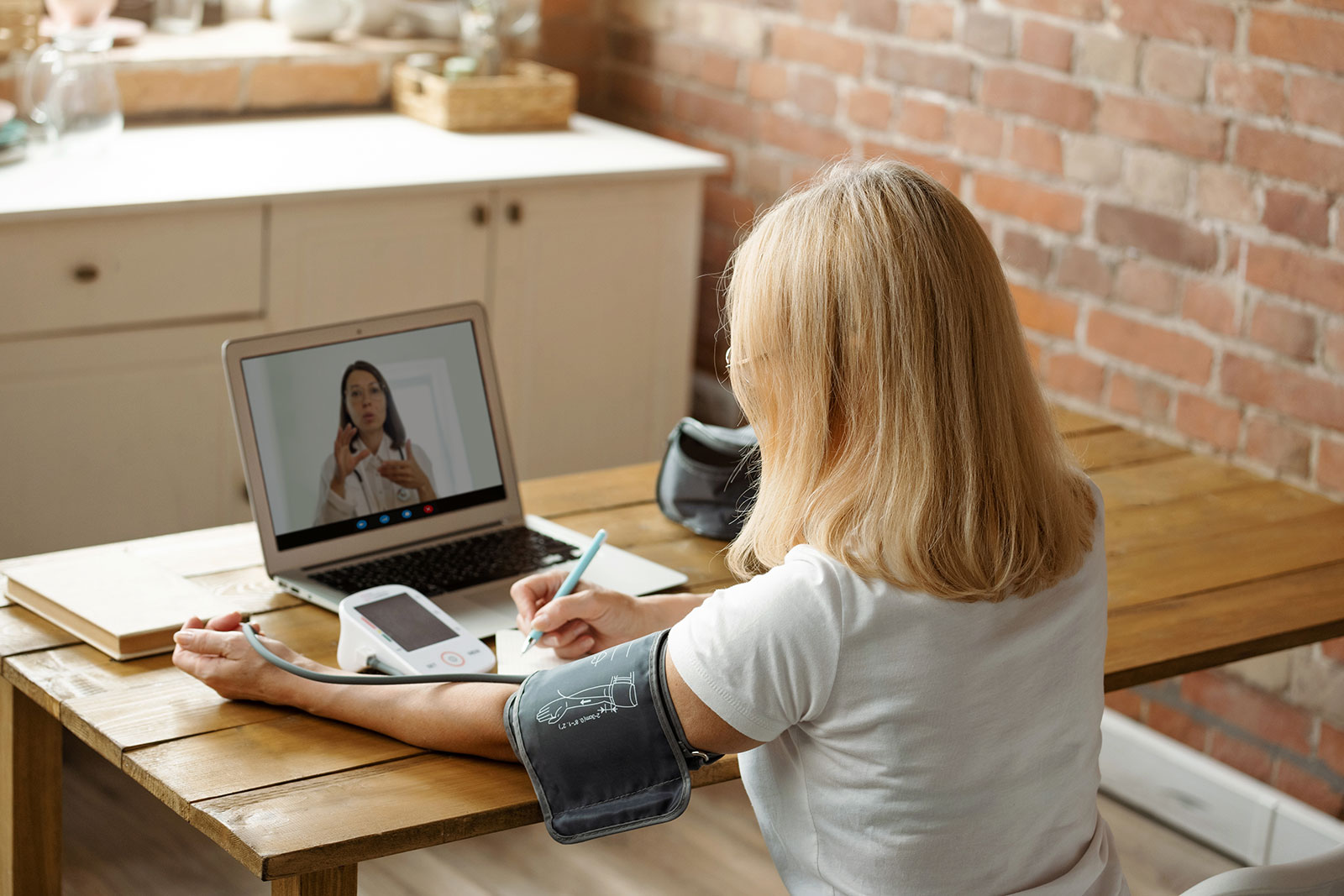 Patientin spricht per Laptop mit einer Ärztin