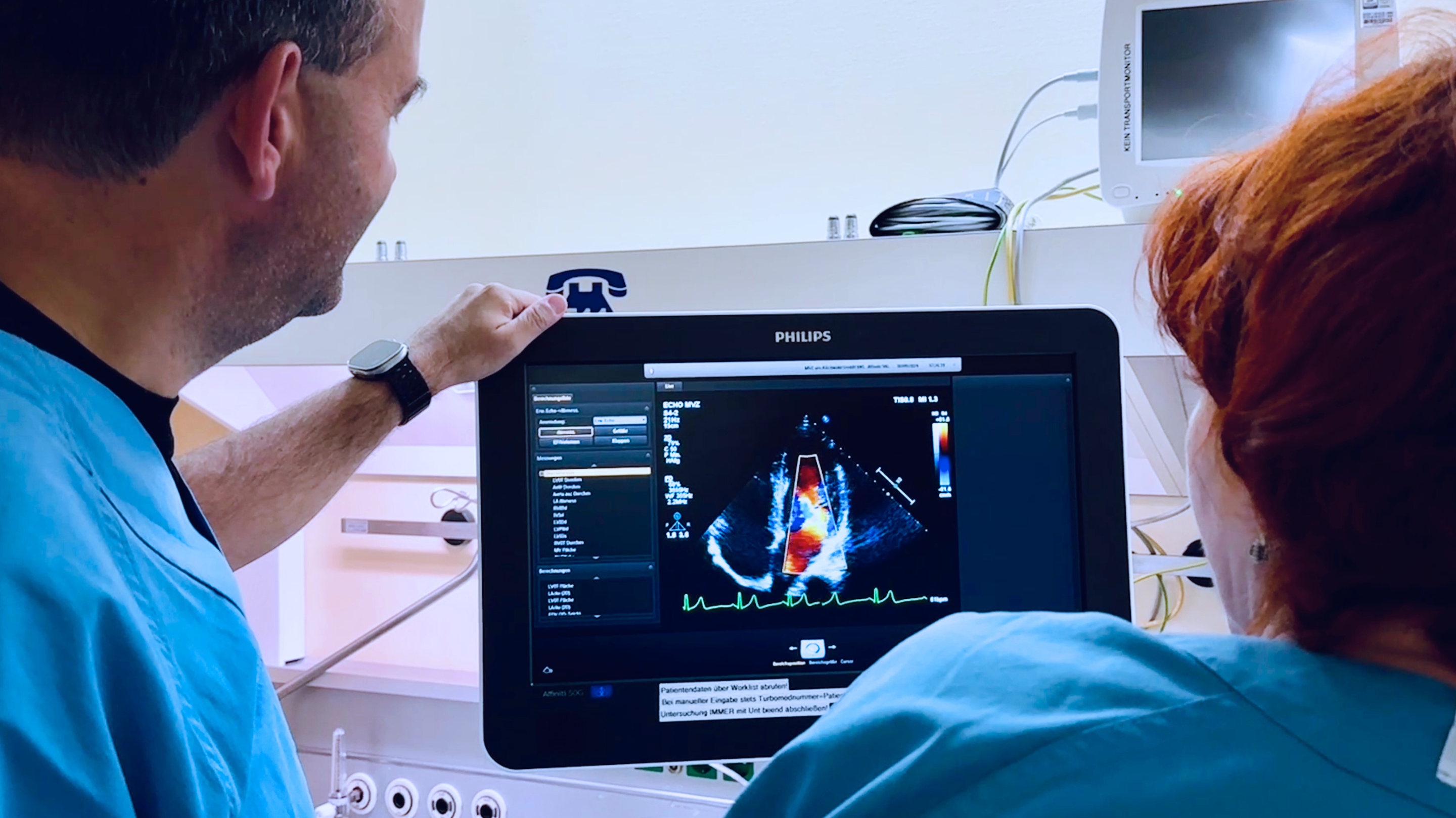 zwei Ärzte sehen sich Echokardiogramm an