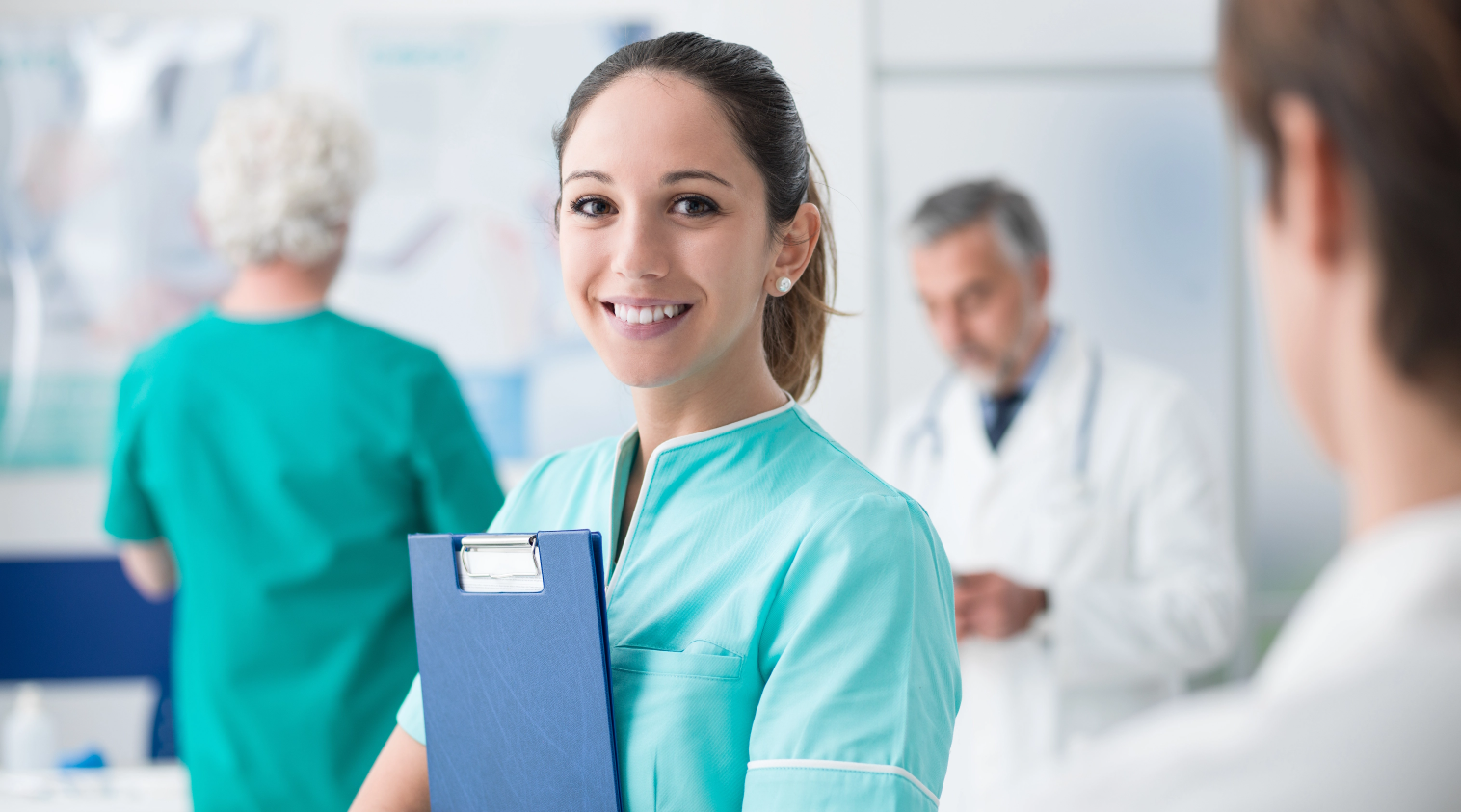 lächelnde, junge Frau mit Klemmbrett