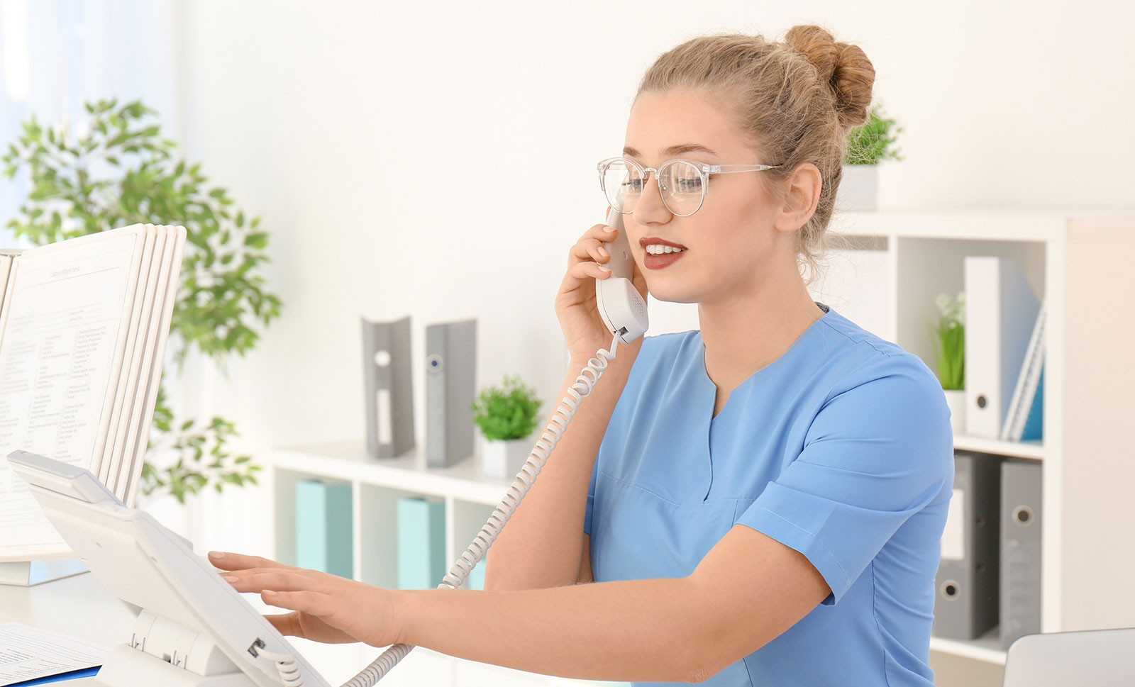 junge Frau telefoniert