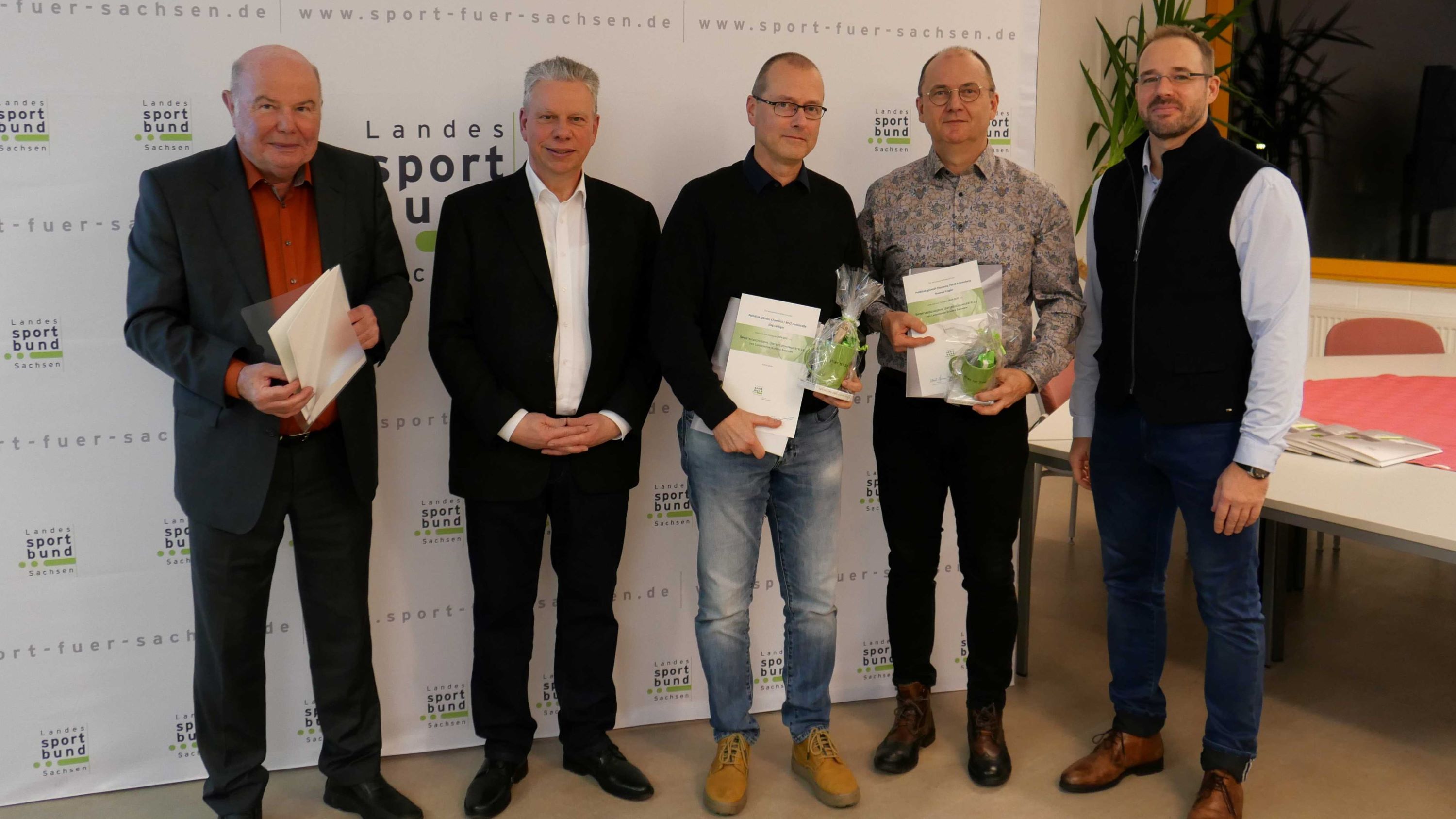 Ärzte halten Zertifikat in der Hand