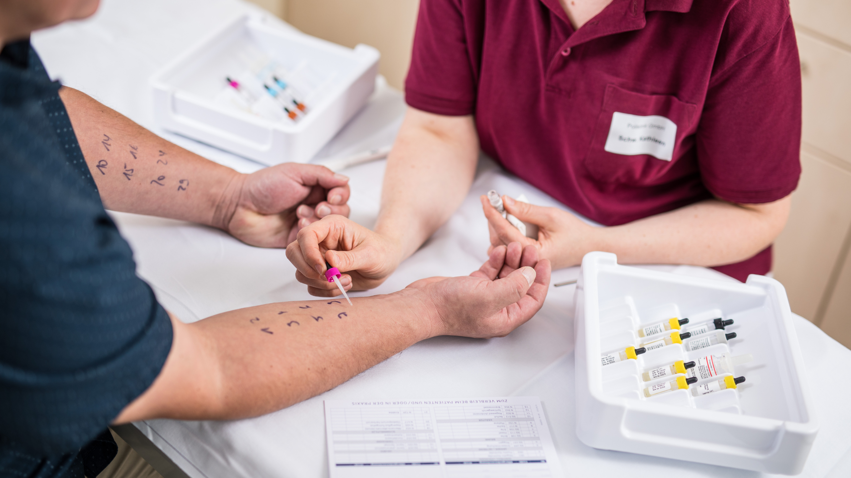 medizinische Fachkraft führt Allergietest bei Patient durch