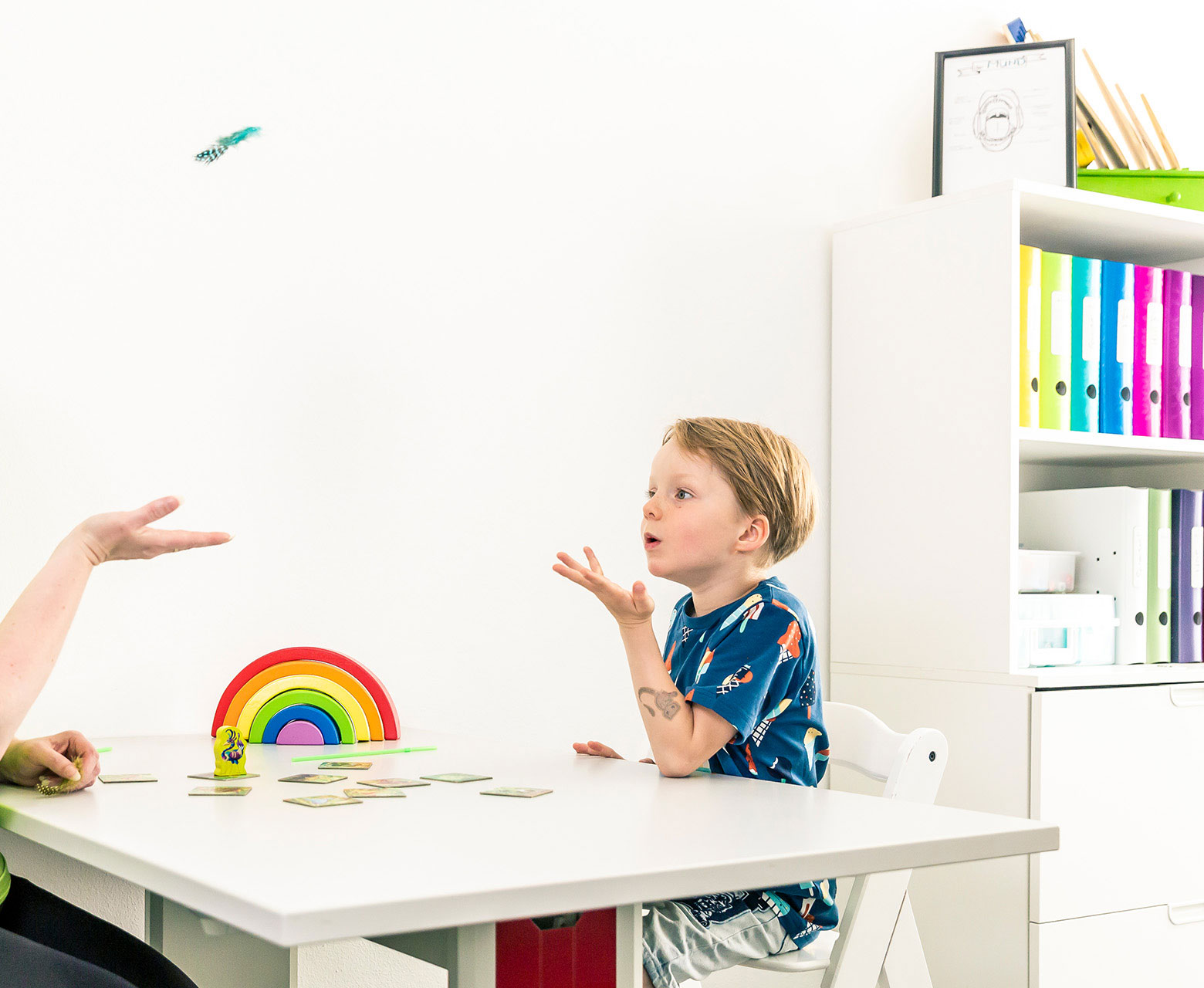 Kind spielt Kartenspiel