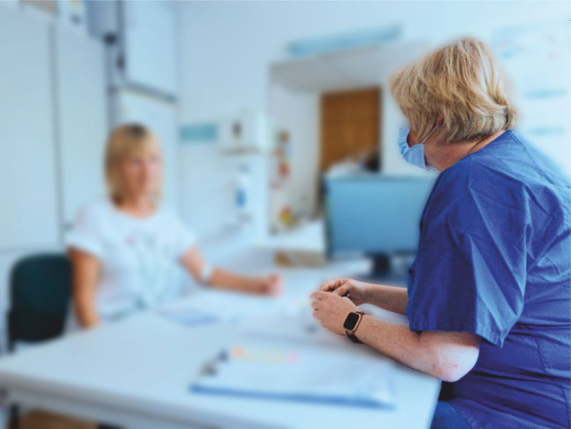 medizinische Fachkraft spricht mit Frau